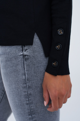 Czarna, dzianinowa bluzka z dekoracyjnymi guzikami