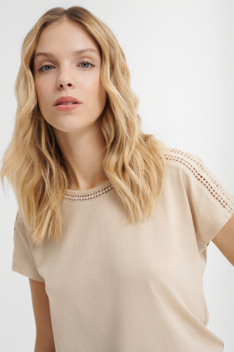 Beżowa bluzka z ażurowym haftem przy dekolcie 