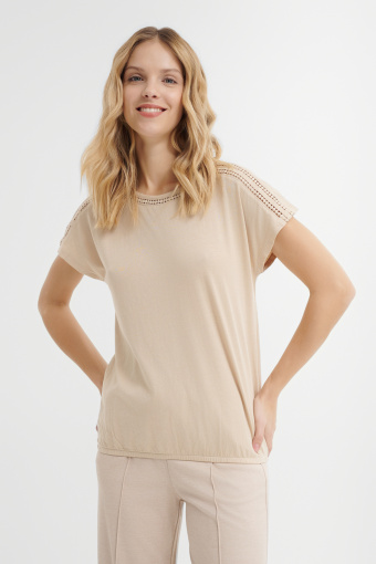 Beżowa bluzka z ażurowym haftem przy dekolcie 