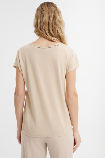 Beżowa bluzka z ażurowym haftem przy dekolcie 