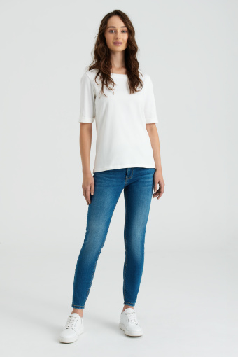 Elegancki, biały top z rękawem do łokcia