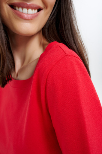 Czerwony top z dekoltem w łódkę