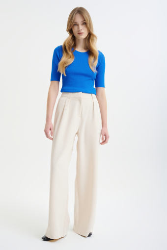 Dopasowany niebieski top 