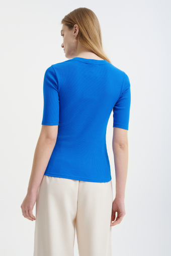 Dopasowany niebieski top 