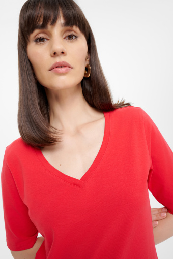 Top z dekoltem w serek czerwień