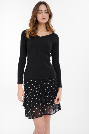 Czarny top z zakładanym dekoltem