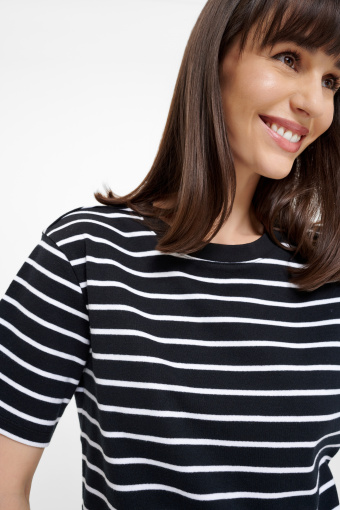 Casualowy t-shirt czarny w paski Casualowy t-shirt czarny w paski