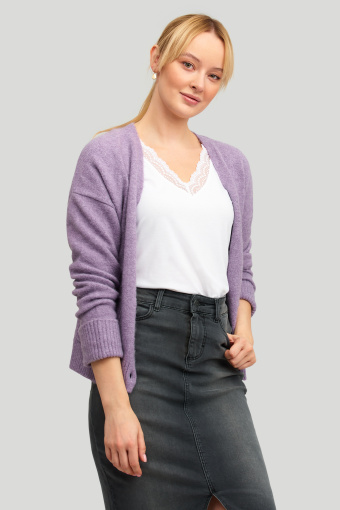 Dopasowany, biały top z koronką przy dekolcie