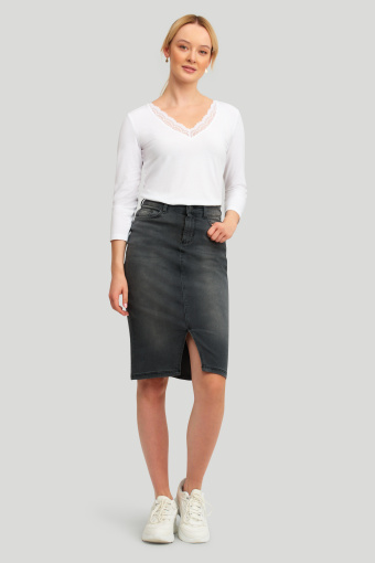 Dopasowany, biały top z koronką przy dekolcie