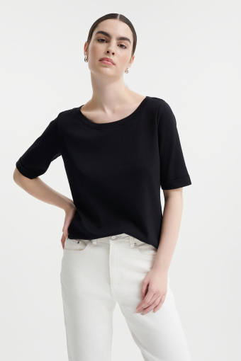 Czarny top z półokrągłym dekoltem 