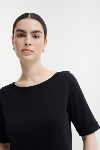 Czarny top z półokrągłym dekoltem 