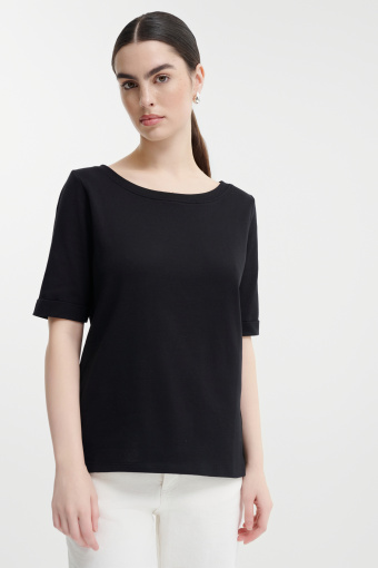 Czarny top z półokrągłym dekoltem 