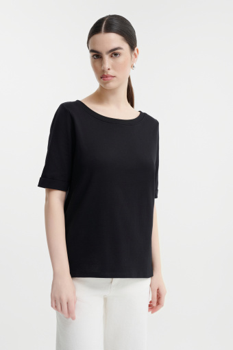 Czarny top z półokrągłym dekoltem 