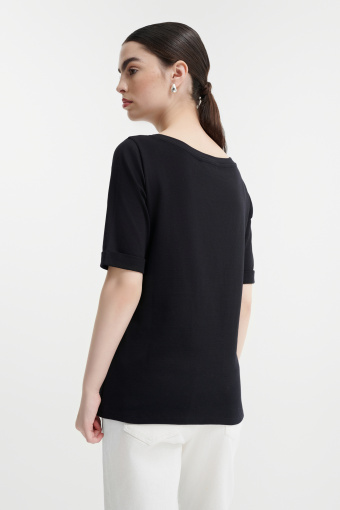 Czarny top z półokrągłym dekoltem 