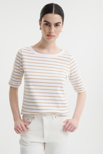 Biały T-shirt w beżowe paski 
