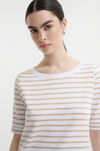 Biały T-shirt w beżowe paski 