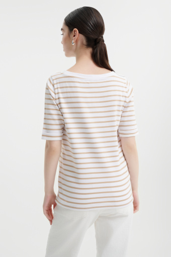 Biały T-shirt w beżowe paski 