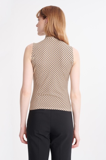 Stylowy, dopasowany golf bez rękawów w geometryczny nadruk