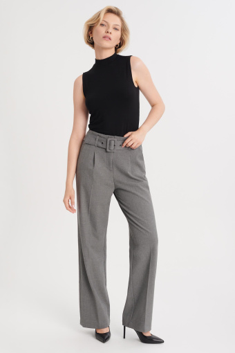 Elegancki, czarny top bez rękawów