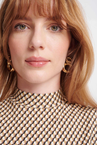 Stylowy, dopasowany golf bez rękawów w geometryczny nadruk