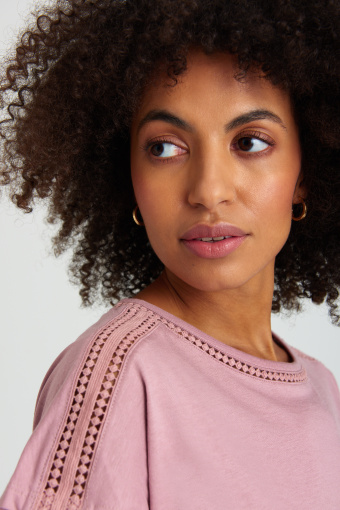 Bawełniany, różowy top z ozdobną wstawką