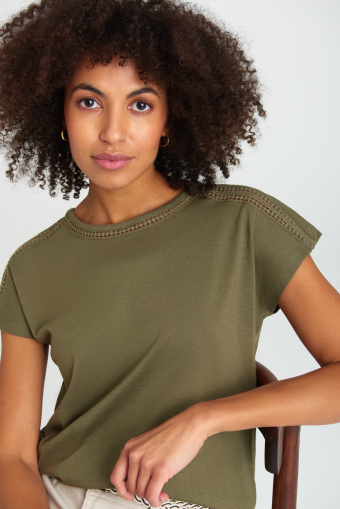 Bawełniany, oliwkowy top z dekoracyjną wstawką