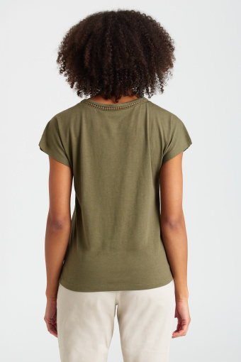 Bawełniany, oliwkowy top z dekoracyjną wstawką