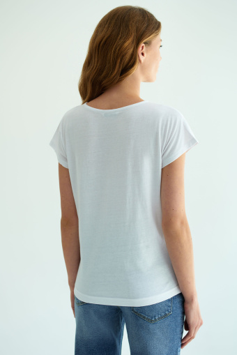 Biały top z subtelną grafiką