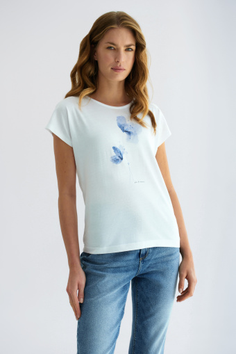 Biały top z subtelną grafiką