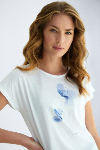 Biały top z subtelną grafiką