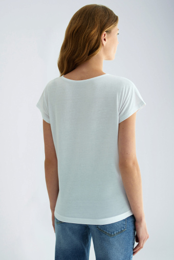 Biały top z subtelną grafiką