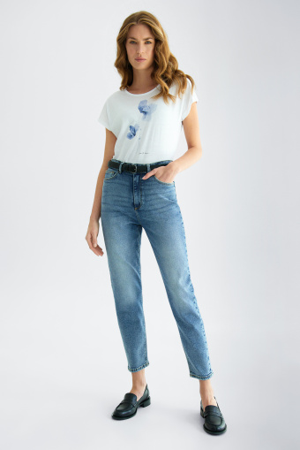 Biały top z subtelną grafiką