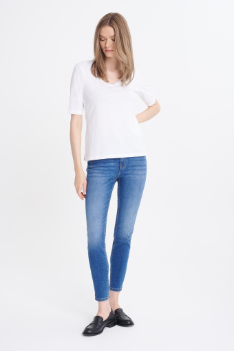 Basicowy, biały top z dekoltem w serek