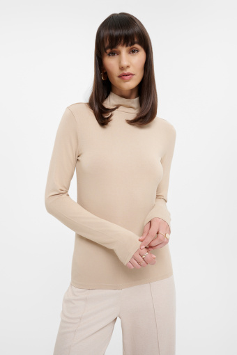 Beżowy półgolf o dopasowanym kroju