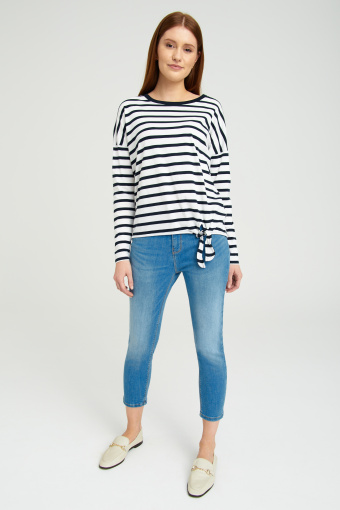 Oversize'owy top w paski, dekoracyjne wiązanie u dołu