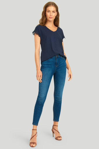 Top z koronką przy rękawach