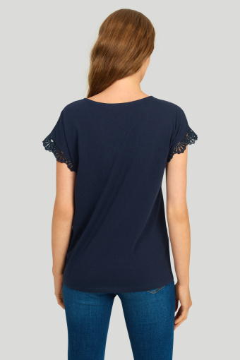 Top z koronką przy rękawach