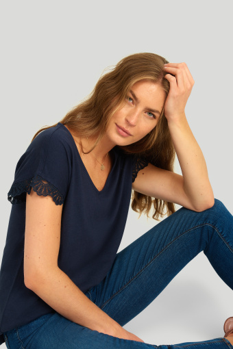 Top z koronką przy rękawach