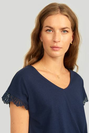 Top z koronką przy rękawach