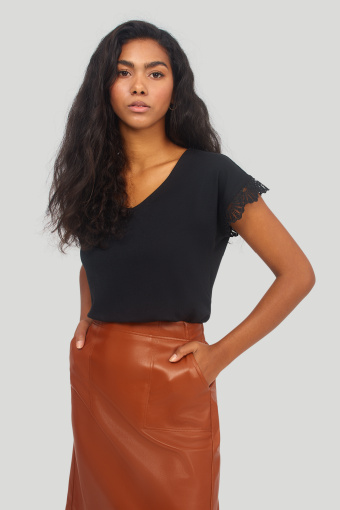 Top z koronką przy rękawach