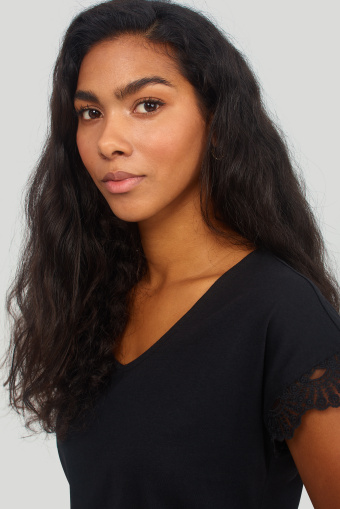 Top z koronką przy rękawach