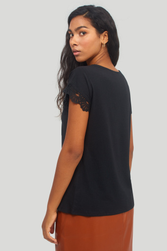 Top z koronką przy rękawach