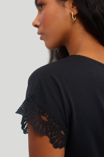 Top z koronką przy rękawach