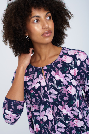 Dzianinowa bluzka w jasnoróżowe kwiaty Dzianinowa bluzka w jasnoróżowe kwiaty