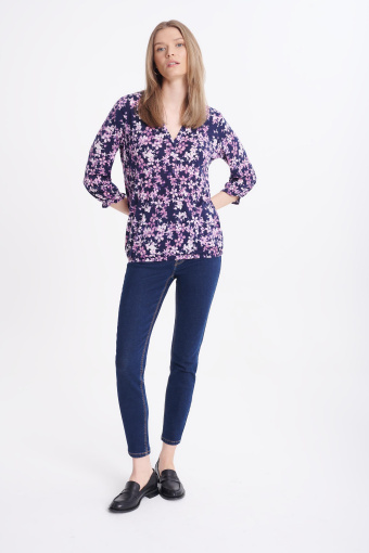 Granatowy top z nadrukiem w łączkę