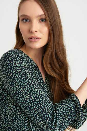 Czarna bluzka z nadrukiem w zielone cętki, rękaw 3/4 Czarna bluzka z nadrukiem w zielone cętki, rękaw 3/4