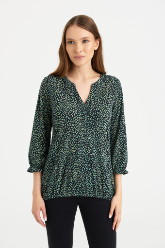 Czarna bluzka z nadrukiem w zielone cętki, rękaw 3/4 Czarna bluzka z nadrukiem w zielone cętki, rękaw 3/4