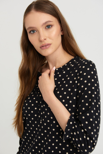 Czarna, dzianinowa bluzka z nadrukiem w groszki Czarna, dzianinowa bluzka z nadrukiem w groszki