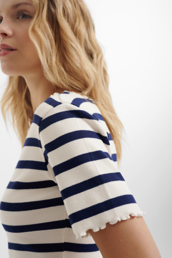 Top w paski obszyty falbanką 