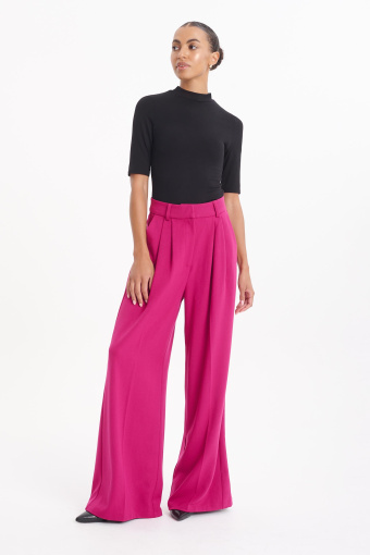 Czarny, dopasowany top z półgolfem